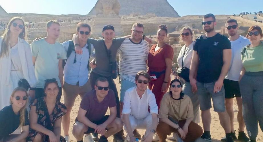 Groepsfoto bij de piramides Groepsfoto bij de piramides